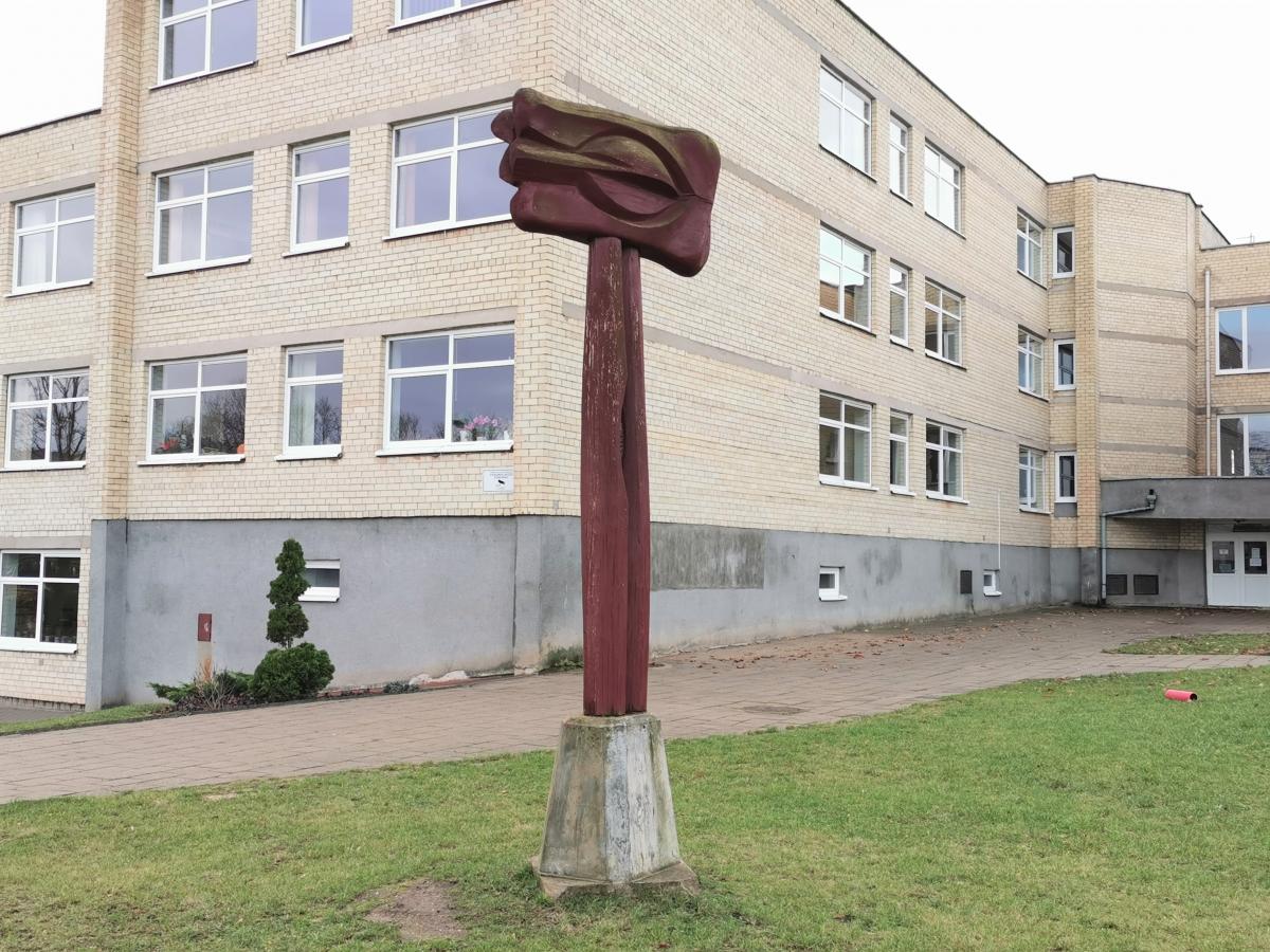 Skulptūra „Žinių amžius“ prie Pasvalio Lėvens pagrindinės mokyklos